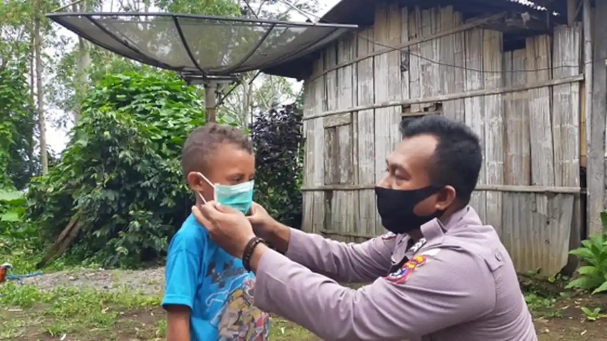 Polisi di Ngada Bagi Masker Gratis untuk Warga