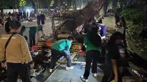 Proses-pembersihan-sampah-usai-malam-Pangerupukan-di-Denpasar.jpg