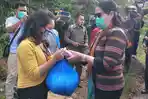 suasana-saat-ketua-tp-pkk-manggarai-dan-bupati-deno-bagikan-sembako-di-satar-mese.jpg