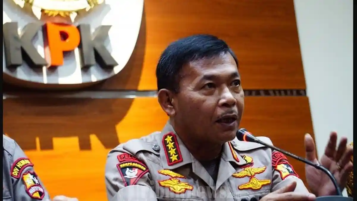Rapat Dengan DPR, Kapolri Jenderal Idham Azis Malah Diminta Masukkan Bajunya ke Celana