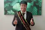 kisah-anak-kondektur-bus-di-bandung-lulus-cumlaude-tak-malu-jualan-kue-basah-di-kampus.jpg