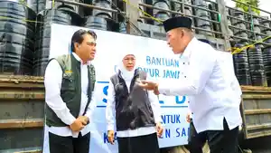 Perlancar-Akses-Masyarakat-Gubernur-Khofifah-Salurkan-Ribuan-Drum-Aspal.jpg