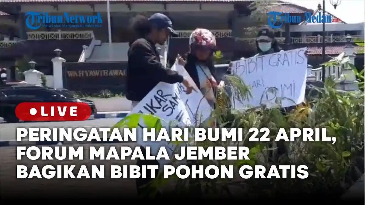 Peringati Hari Bumi, Puluhan Mapala Jember Bagikan 150 Bibit Pohon Gratis