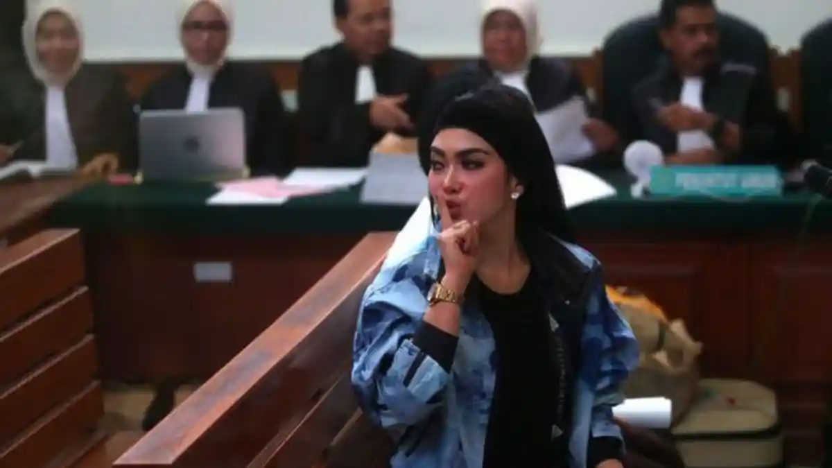 Wow, Syahrini Pakai Jam Tangan Rp 20 Milliar di Sidang First Travel