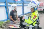 Proses-penilangan-kendaraan-sepeda-motor-oleh-Satlantas-Polres-Ternate.jpg