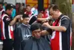Presiden Jokowi Ikut Potong Rambut Massal