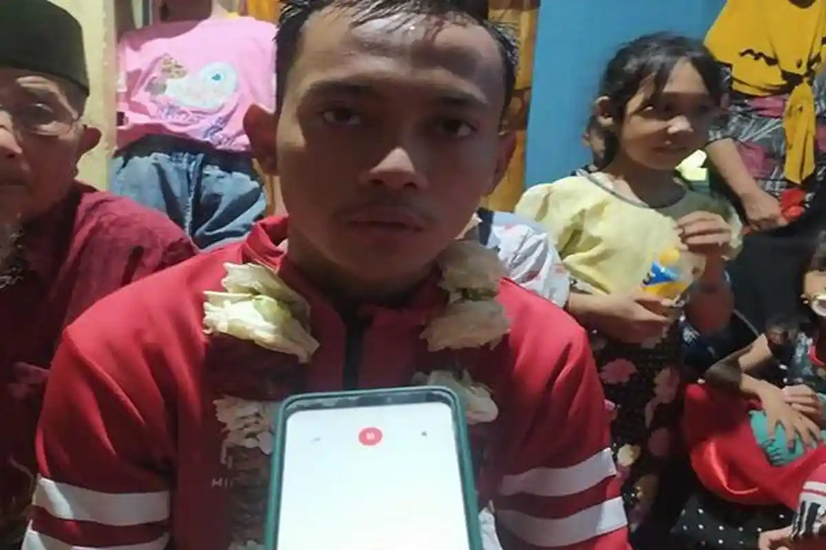 Ratusan Warga Sambut Pemain Timnas Indonesia U16 Muhammad Rizky Afrizal Saat Pulang ke Jombang