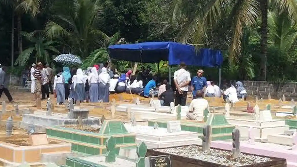 Pemakaman Korban Kecelakaan di Objek Wisata Air Terjun Bukit Maras, Ini Kata Teman Sekelasnya