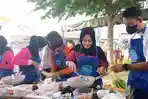 peserta-lomba-masak-tampak-antusias-saat-memasak-nasi-goreng-djf.jpg