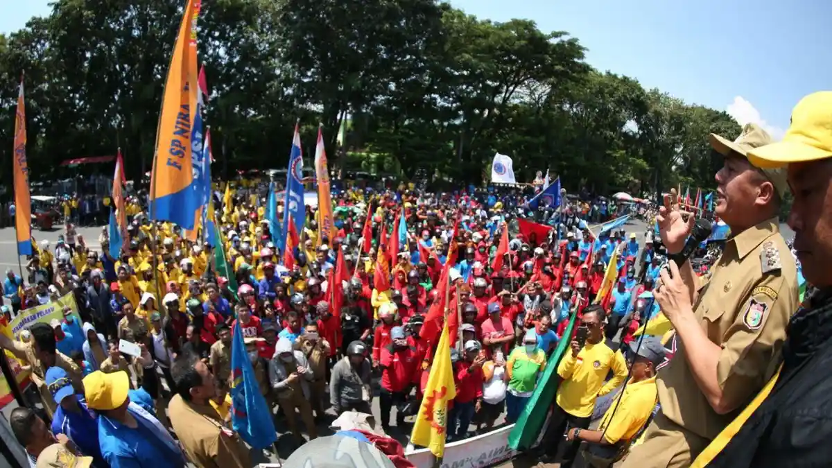 Pantau Aksi Unjuk Rasa Hari Buruh, Plt Wali Kota Makassar Ikut Berorasi