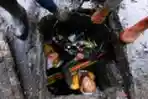 Bersihkan Sampah Gorong-Gorong Pasarkoja Kota Bandung