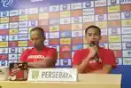 Kapten-Persebaya-Reva-Adi-utama-dan-pelatih-karteker-Persebaya-Uston-Nawawi-saat-jumpa-pers.jpg