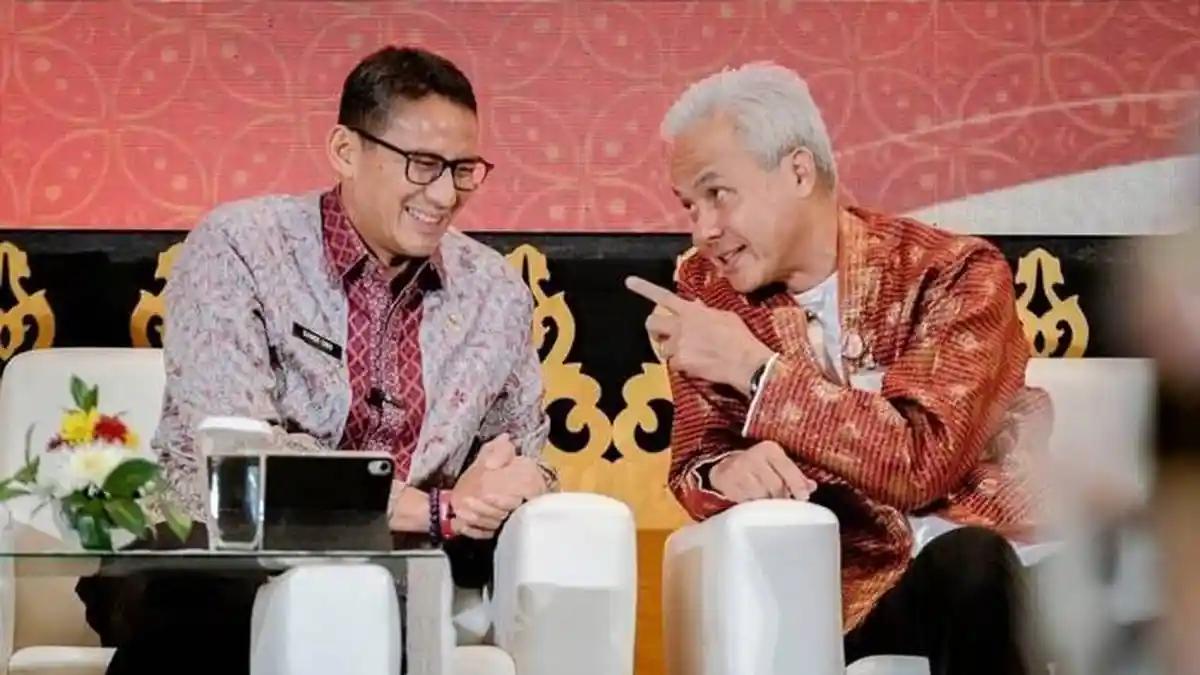 Pakai Jaket Hijau dan Terima KTA PPP Sandiaga Uno Resmi Menjadi Kader Partai Berlambang Ka'bah