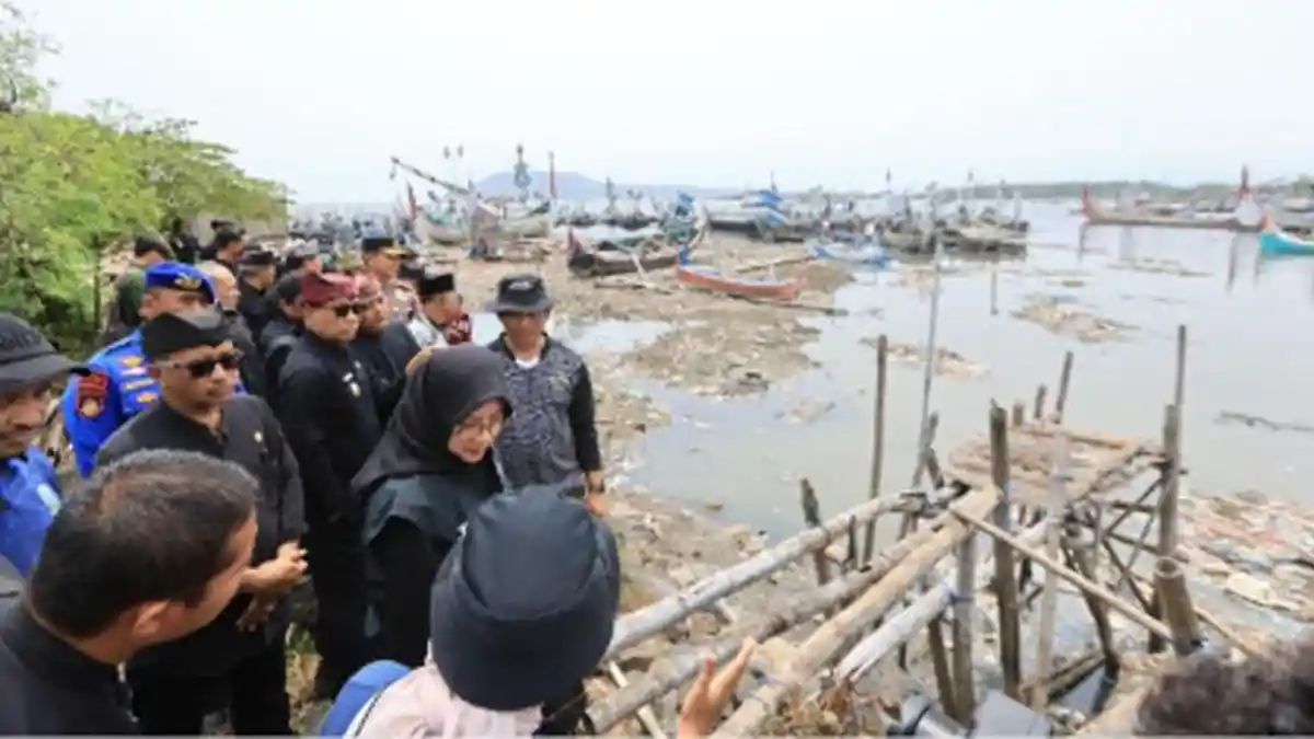 Sungai Kalimati Banyuwangi Dipenuhi Sampah, 15 Ton Berhasil Diangkut