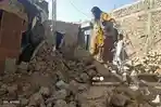 puing-puing-rumah-yang-runtuh-akibat-gempa-bumi-di-barat-daya-pakistan-pada-7-oktober-2021.jpg