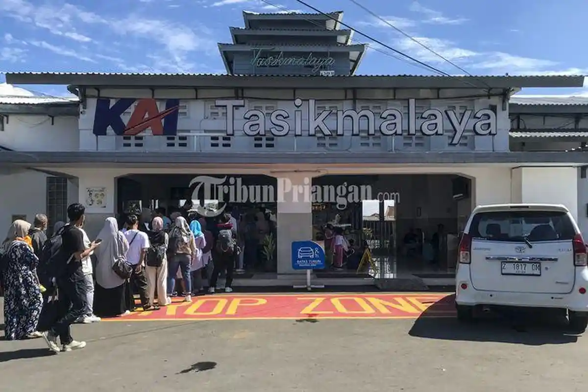 KA Tabrakan di Cicalengka, Ratusan Penumpang Antre Pengembalian Tiket di Stasiun Tasikmalaya