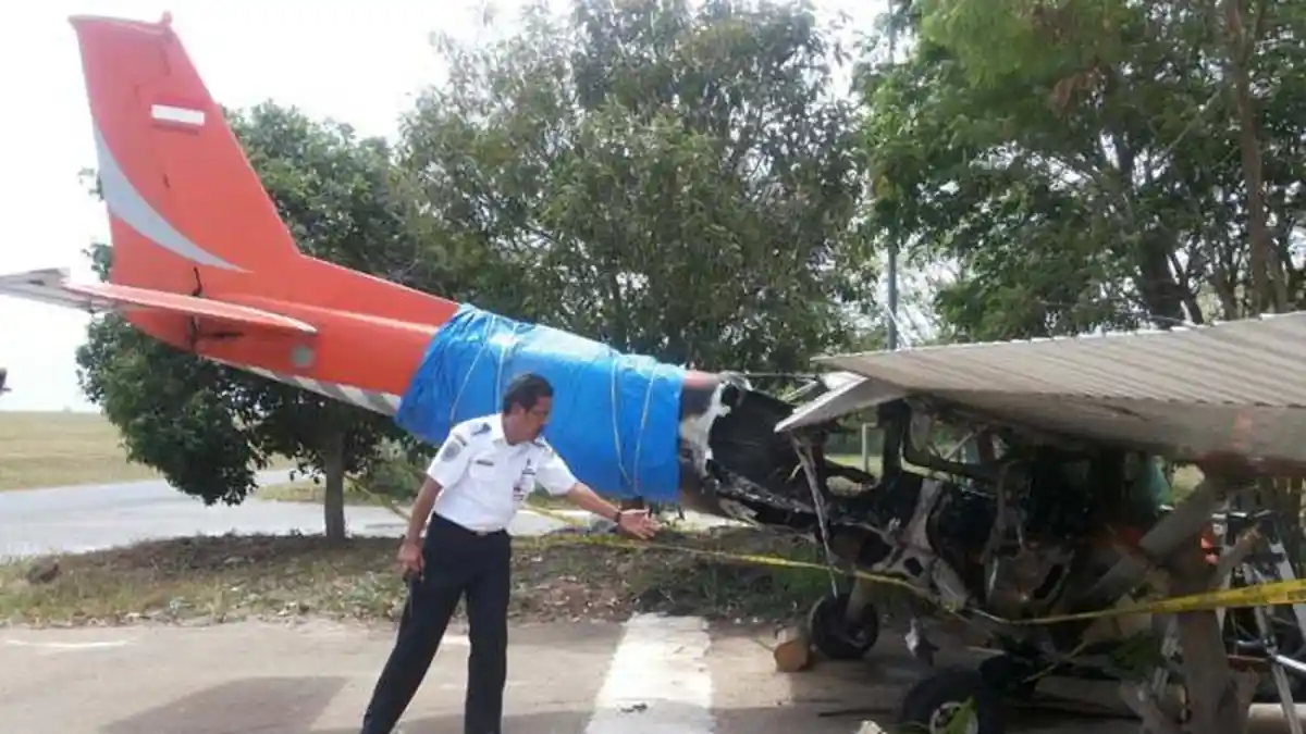 Sayap Pesawat Latih yang Jatuh dan Terbakar di Bandara Batam Masih Utuh