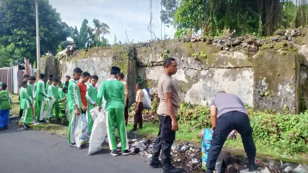 Ratusan Warga dan TNI-Polri Gotong Royong Bersihkan Istana Mini Jelang Banda Heritage Festival 2025