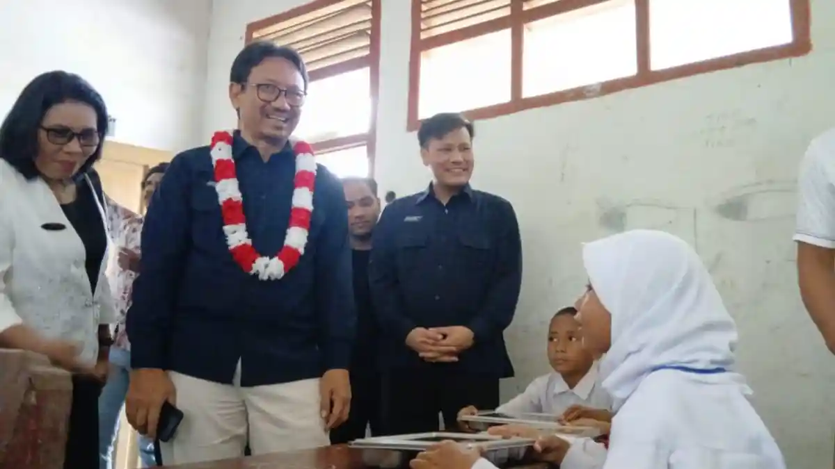 Irjen Kemkomdigdi Arif Apriyanto Tinjau Bantuan Akses Internet dan MBG di SD 9 Halmahera Barat