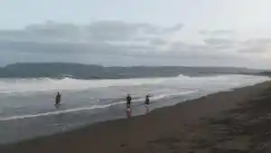 Gelombang-tinggi-pantai-Kamulyan.jpg