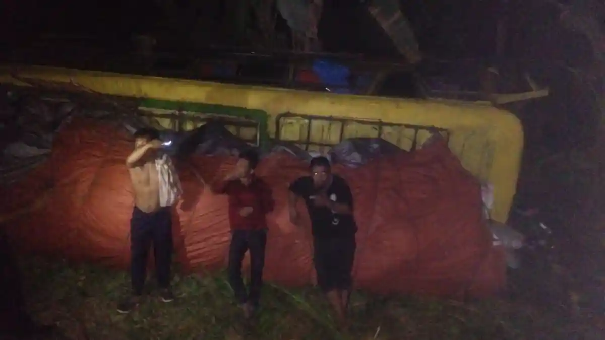 Diduga Kelebihan Muatan, Bus Pita Bunga Terbalik di Bungo, Empat Orang Jadi Korban
