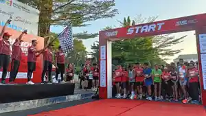 Pelepasan-pelari-di-ajang-Soekarno-Fun-Run-2026-di-Politeknik-Negeri-Jember.jpg