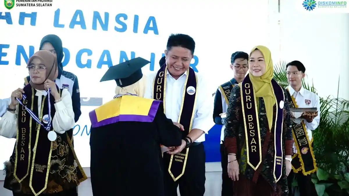 Menteri Wihaji dan HD Hadiri Wisuda Sekolah Lansia Tangguh di Ogan Ilir