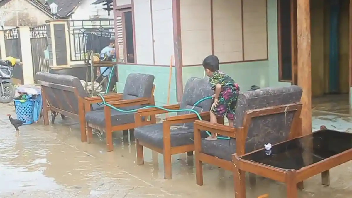 55 Rumah Terdampak Banjir Jepon, Kendaraan dan Elektronik Rusak Berat - Warga-membersihkan-sisa-lumpur-akibat-banjir-2.jpg