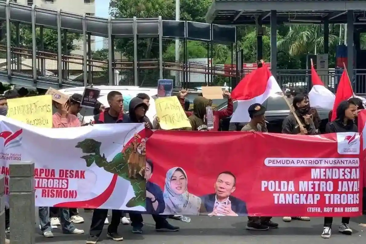 Dua Kubu Panas di Polda! Roy Suryo Cs Diperiksa, Massa Emak-emak vs Pendukung Jokowi Bentrok Yel-Yel