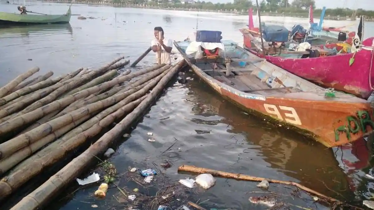 Ngabuburit Nelayan Tambakrejo Semarang Resik-resik Sungai BKT, Dapat Sampah 200 Kg