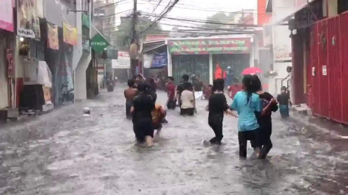 Hujan Deras, Banjir Setinggi 70 Cm Rendam Jalan Tegal Parang V Jakarta Selatan