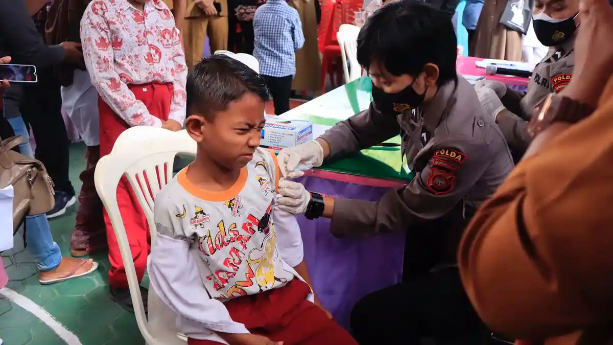 Wakil Wali Kota-Kapolres Gorontalo Kota Memotivasi Anak untuk Disuntik Vaksin