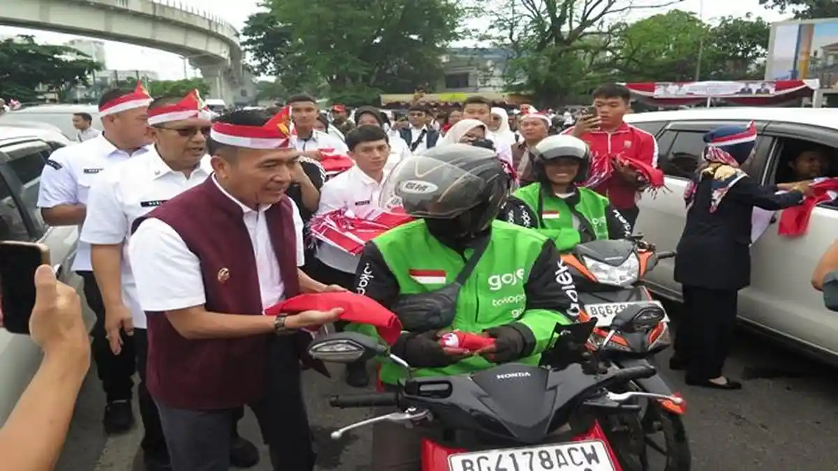 Jelang HUT RI, Walikota Ratu Dewa Bagikan 3 Ribu Bendera Merah Putih di Palembang