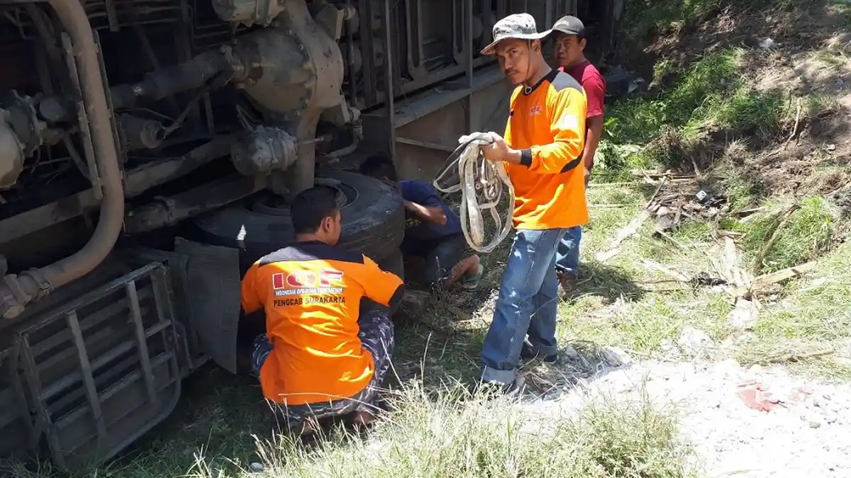 BREAKING NEWS: Hindari Sepeda Onthel, Bus Rombongan Peziarah Terguling di Nogosari, Boyolali