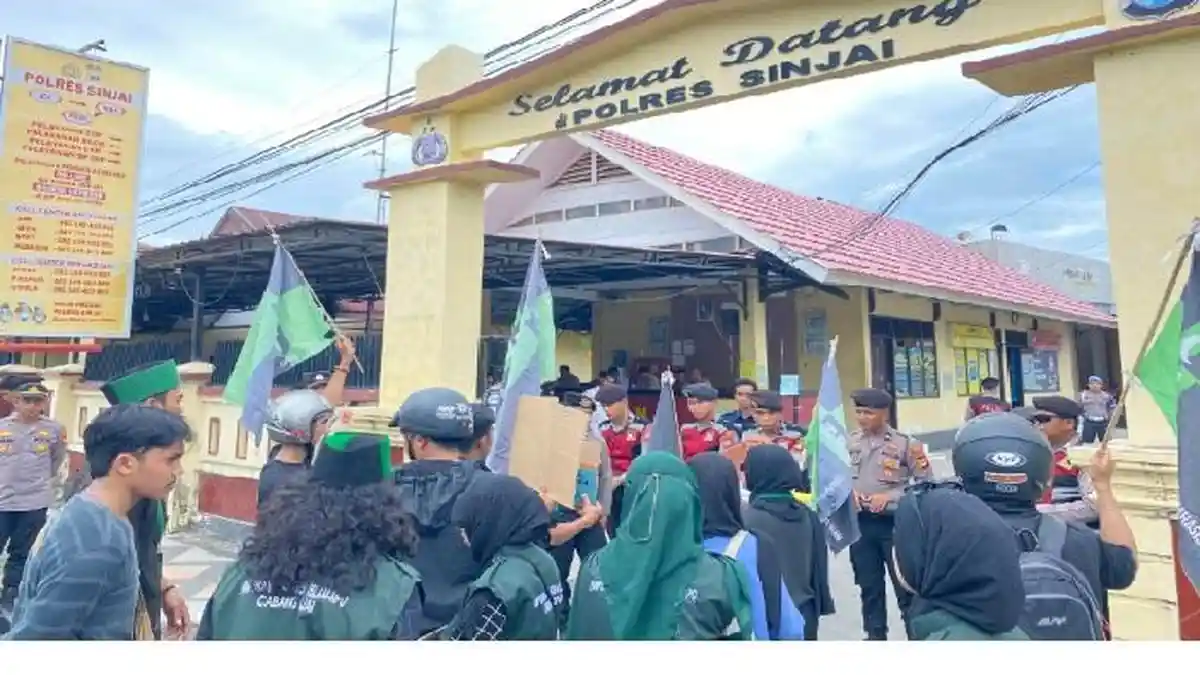 BREAKING NEWS: HMI MPO Demo Polres Sinjai, Minta Kapolres Dicopot