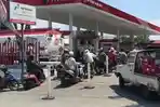 Antrean-kendaraan-terjadi-di-Stasiun-Pengisian-Bahas.jpg