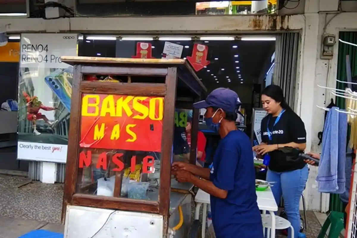 Nikmat. . .Pengakuan Karyawati Toko Ponsel Ini Setelah Makan Bakso Mas Nasib