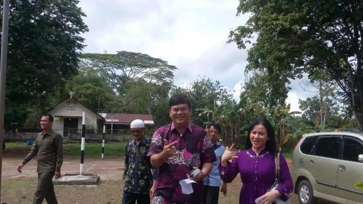 Basuri Bersama Istri Jalan Kaki Menuju TPS untuk Mencoblos