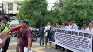 Belasan-pengunjuk-rasa-di-depan-pintu-masuk-Polrestabes-Medan.jpg