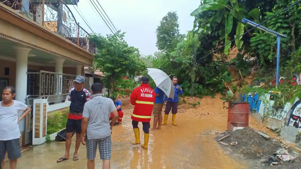 BREAKING NEWS Beberapa Rumah Perum Graha Indah Suryanata Samarinda Terdampak Longsor