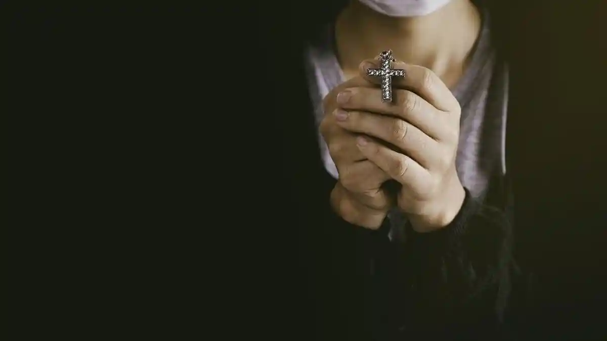 Doa Harian Katolik: Doa Mohon Menjadi Saluran Kasih di Tengah Dunia