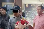 Bawa Bunga, Ayah Bocah Korban Rudapaksa di Gandus Palembang Ucap Terima Kasih Pelakunya Tertangkap