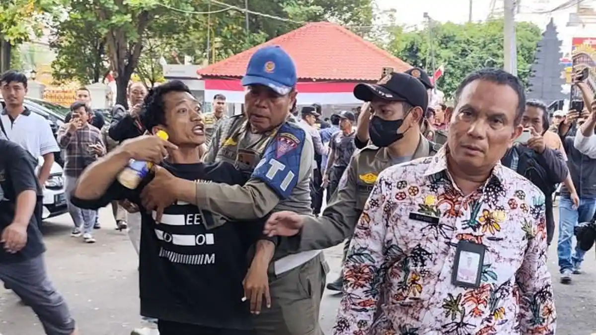 DUDUK Perkara Plt Sekda Pati Viral Adu Mulut dengan Warga, Bermula PBB Naik Hingga 250 Persen