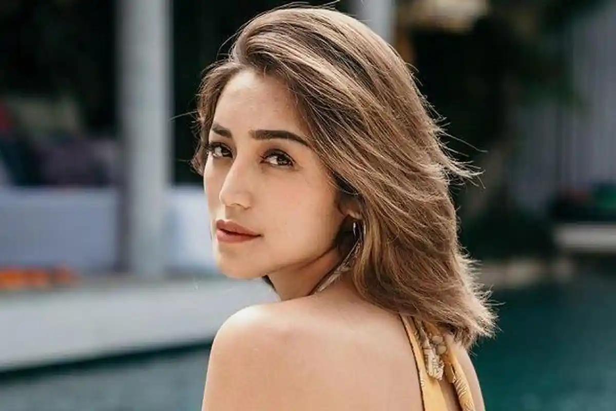 Buah Bibir : Jessica Iskandar Menikmati Tahu Gejrot