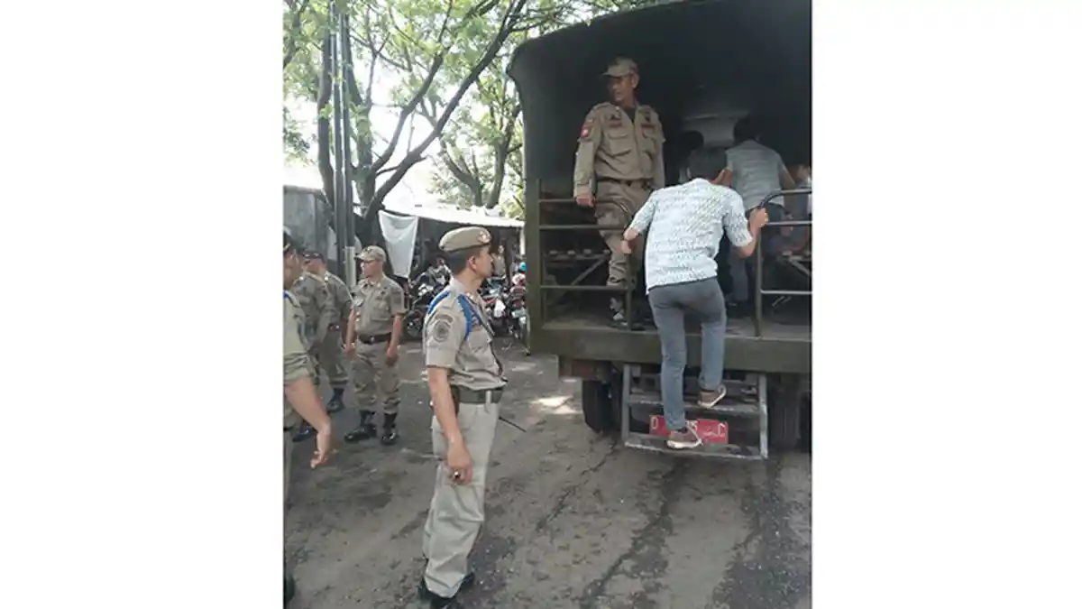 Satpol PP Kota Bandung 'Nongkrong' di Kafe dan Pusat Perbelanjaan, Ini Alasannya