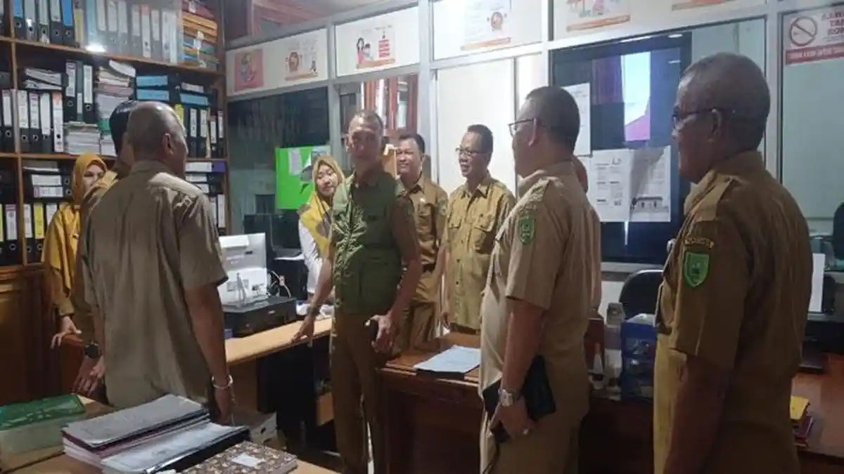 Wabup Natuna Sidak Kantor OPD di Hari Pertama Kerja, Rodhial Soroti Pelayanan Publik