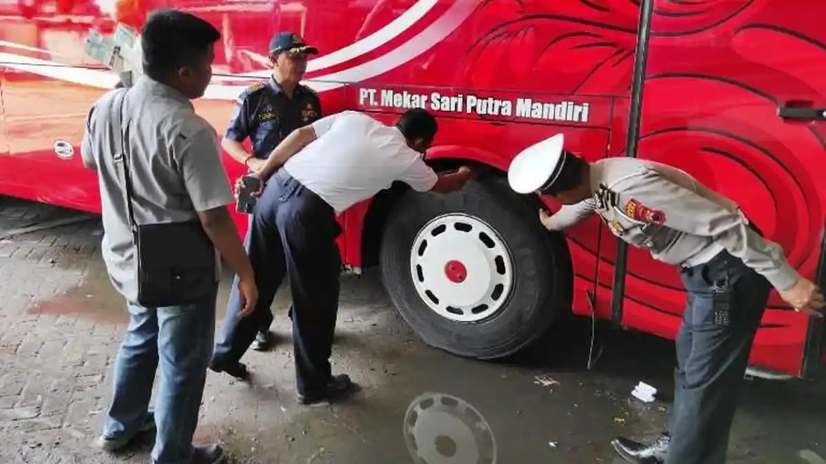 Petugas Gabungan Lakukan Ramp Check Sembilan Unit Bus Calon Jemaah Haji Blora