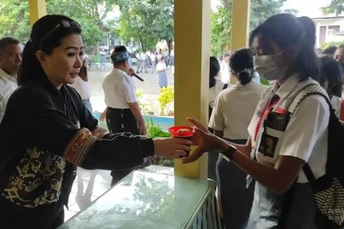 Istri Gubernur NTT Datangi SMAN 6 Kupang, Bagikan Makanan Gratis Selama Sebulan