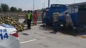 truk-yang-terguling-di-tol-pasuruan-probolinggo-km-830b-sabtu-30112019.jpg