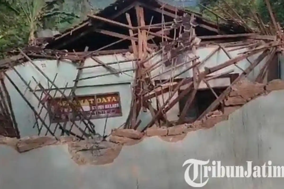 Subuh-subuh, Atap Ruangan Kantor Polisi Trenggalek Ambruk: Sangat Rawan